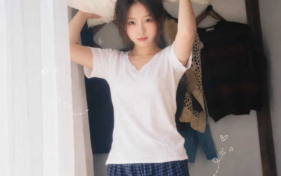 一位二十多岁的年轻东亚女性，黑色长发随意扎成低马尾