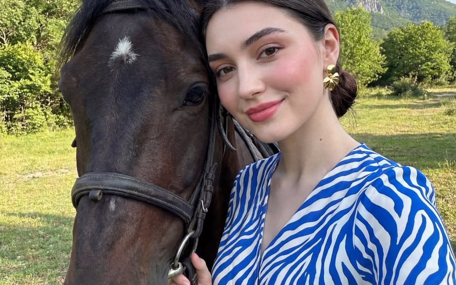 Luxury Lifestyle Portrait Prompt with Horse for Gemini Nano Banana Pro
