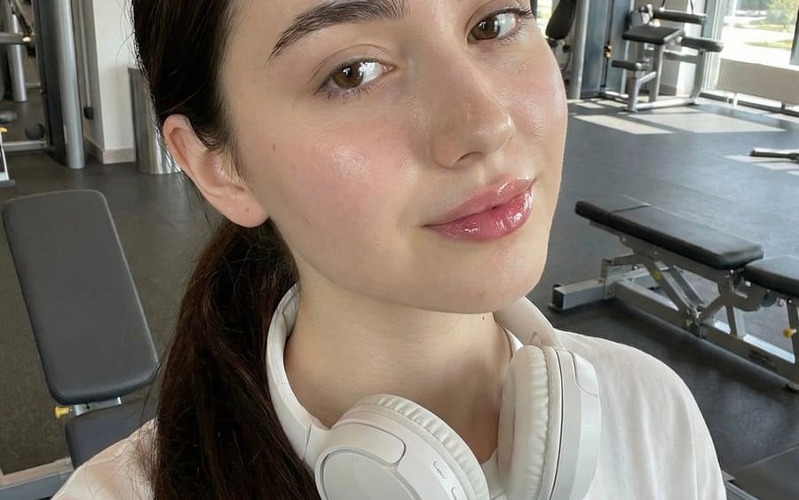 Photorealistic Gym Selfie Prompt with Identity Lock