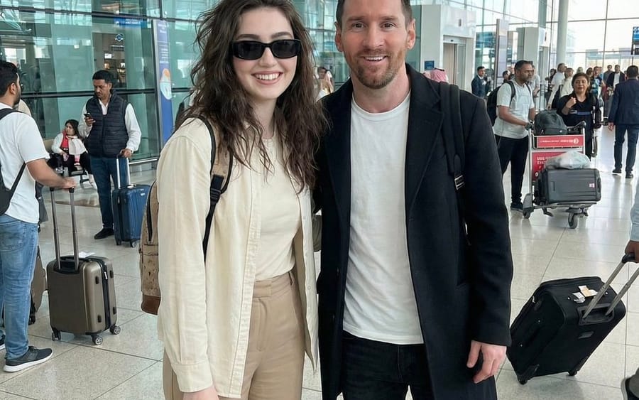 Ultra-Realistic Celebrity Encounter Selfie