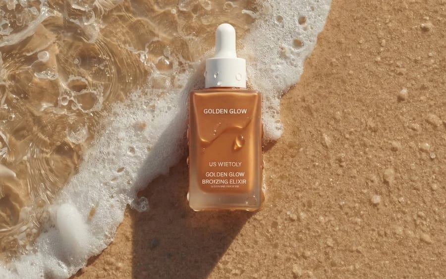 Photographie ultra-réaliste de produits de soin sur du sable de plage humide