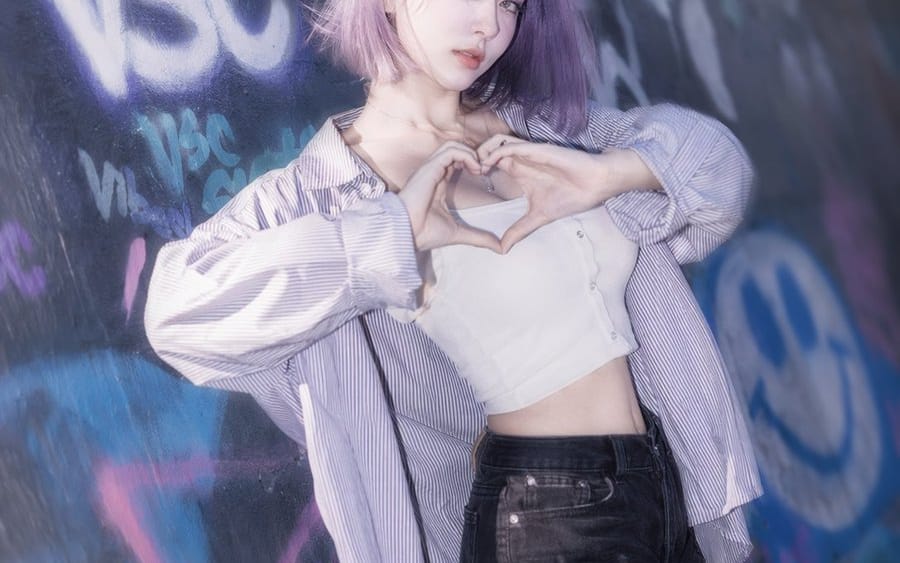 Retrato de Streetwear Urbano com Graffiti