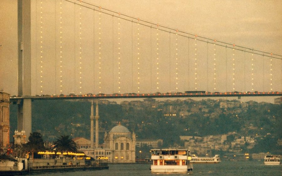 Cena Vintage da Balsa na Ponte do Bósforo