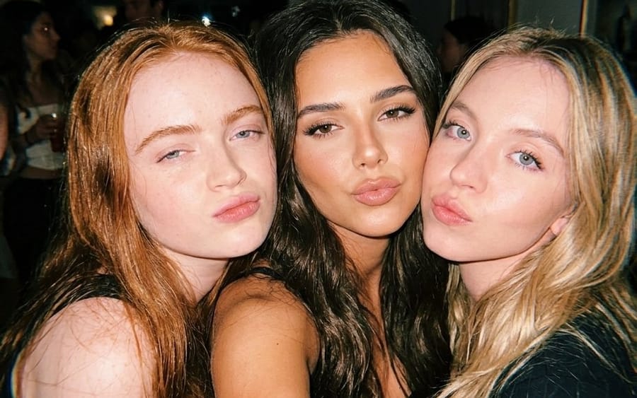 Prompt de Selfie em Grupo com Flash Vintage para Nano Banana Pro