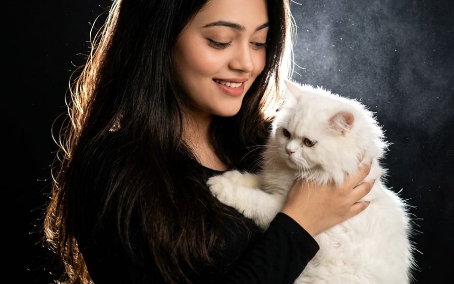 Retrato cinematográfico de mujer y gato