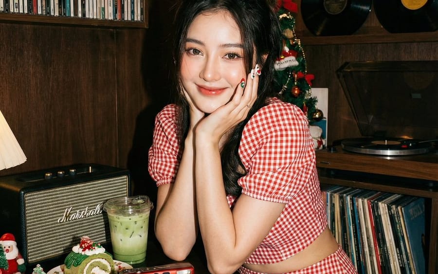 Y2K Douyin-Style Portrait with Direct Flash Prompt