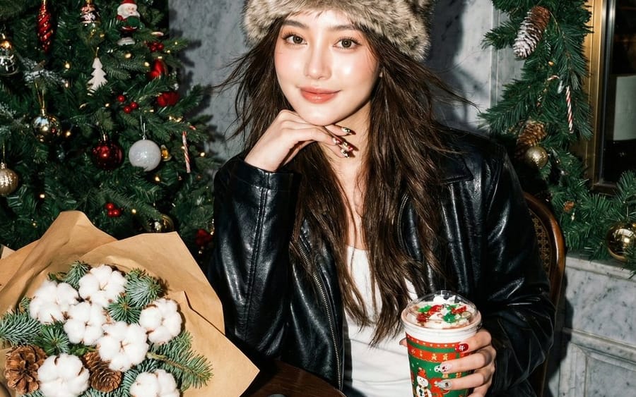 Y2K Flash Portrait in Christmas Café Prompt