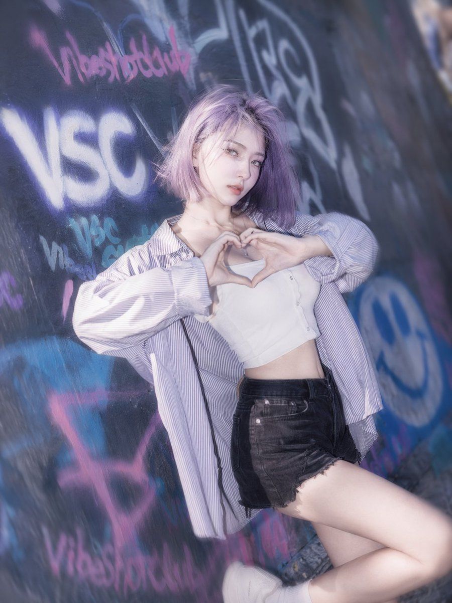 Portrait streetwear urbain avec graffiti